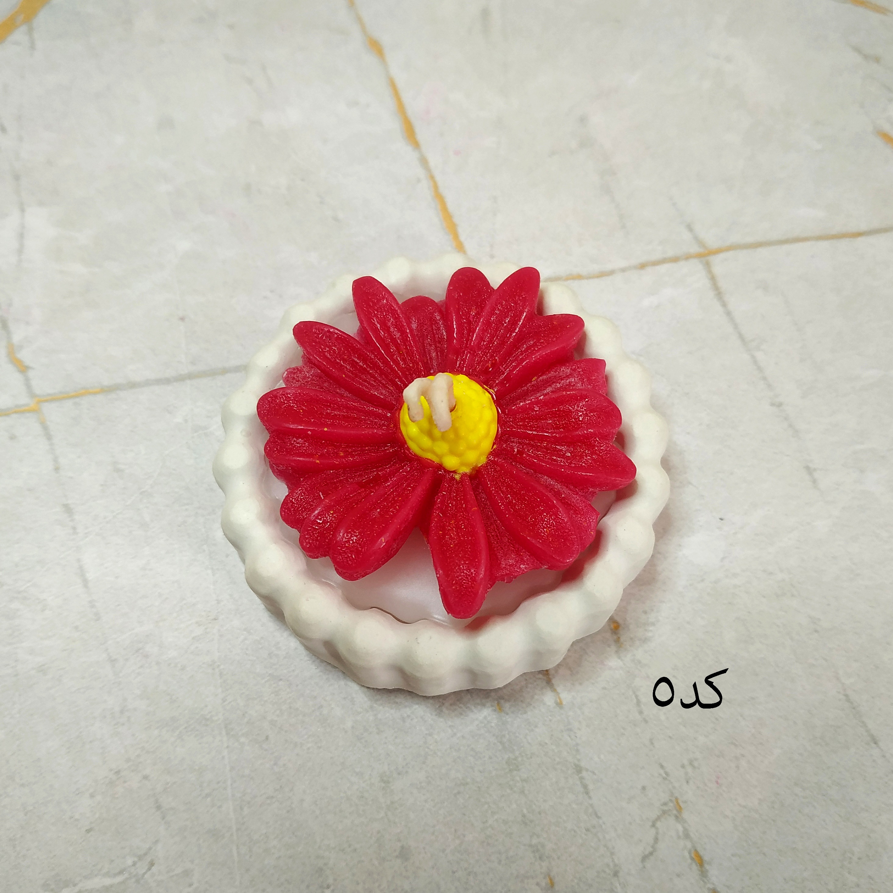 حوضچه سنگ مصنوعی و شمع مدل بابونه مناسب دکور  قرمز