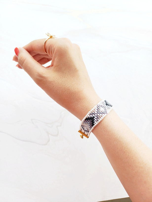 دستبند بافت FGB مدل 2114 از جنس استیل و مونجوق در رنگهای سرمهای و مشکی